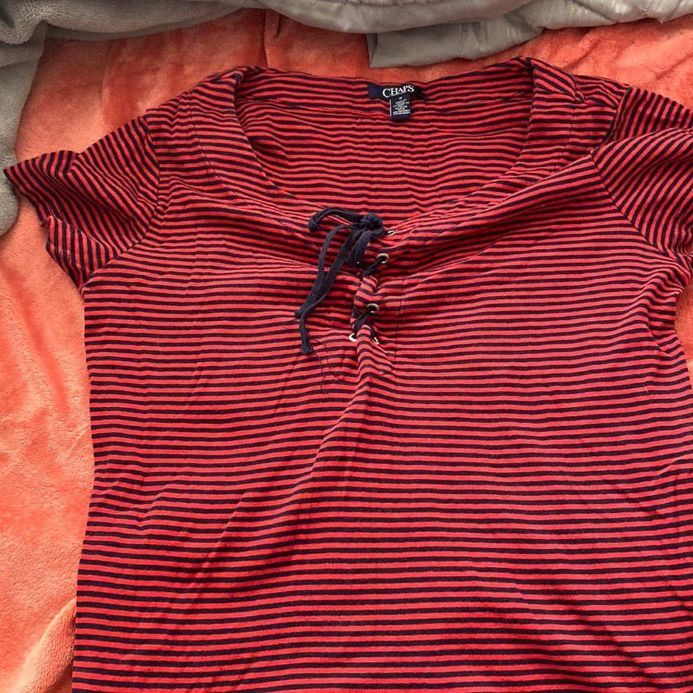 There a tie on the front that has red and black